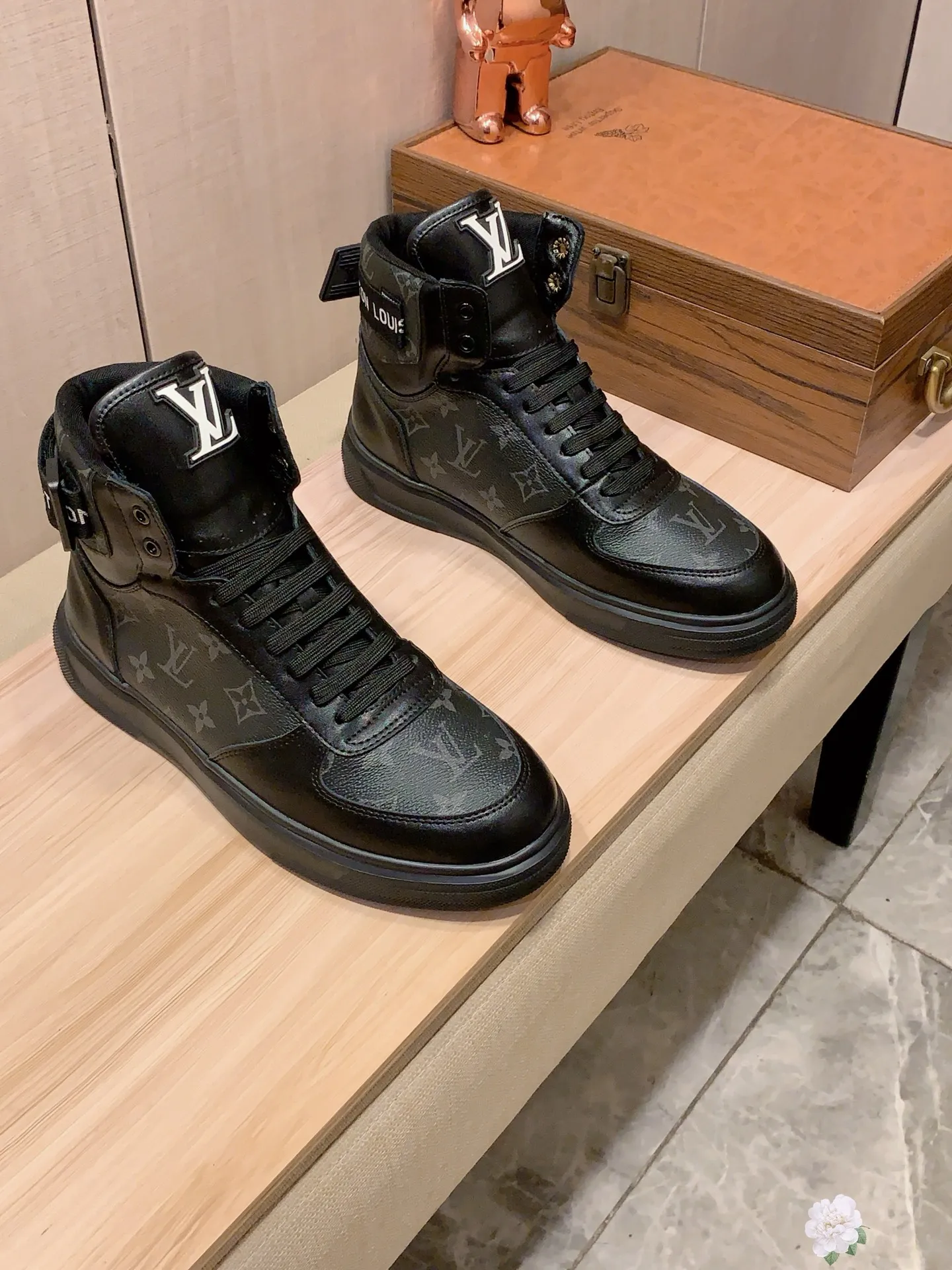 High-top men's shoes 💰442💰💰🎩🎩[Lightning][Lightning] "LV*" latest • popular casual shoes, top brand [seduce] luxury~purchase, top~quality. [Strong] The upper is made of imported breathable cowhide with fabric material ➕ Breathable sheepskin feet (•) and fine workmanship. The original stylish and stylish soft rubber wear-resistant and non-slip outsole is light and comfortable on the feet. The real thing looks better when taken in real life. 111: code: 38-44, 2️⃣ colors selected